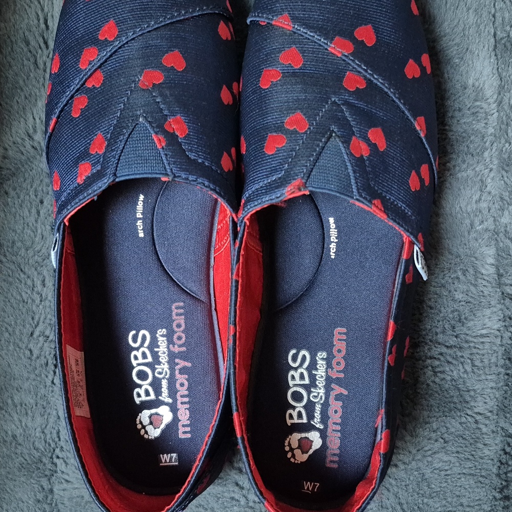 Heart Printed Size 7 BOBS from Skechers Slip-Ons W Memory Foam, New With Tags! - Picture 4 of 8